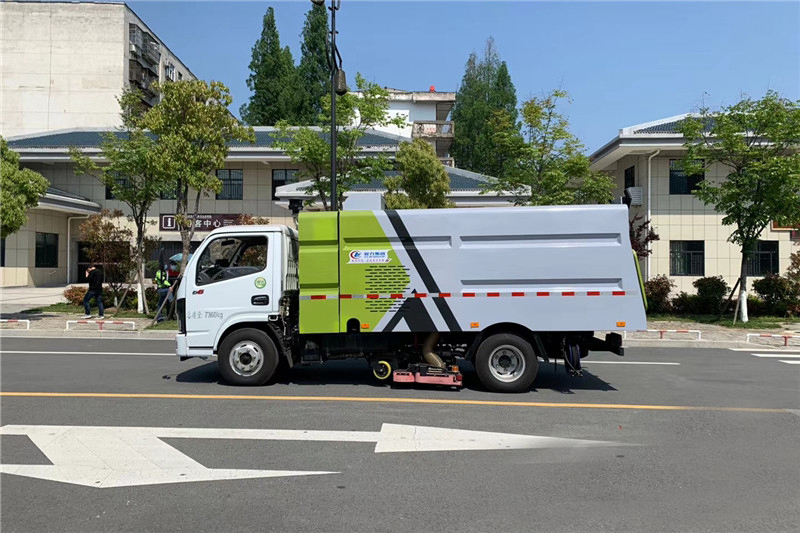 國(guó)六小多利卡5噸1水4塵吸塵車(chē) 國(guó)六小多利卡5噸1水4塵吸塵車(chē)