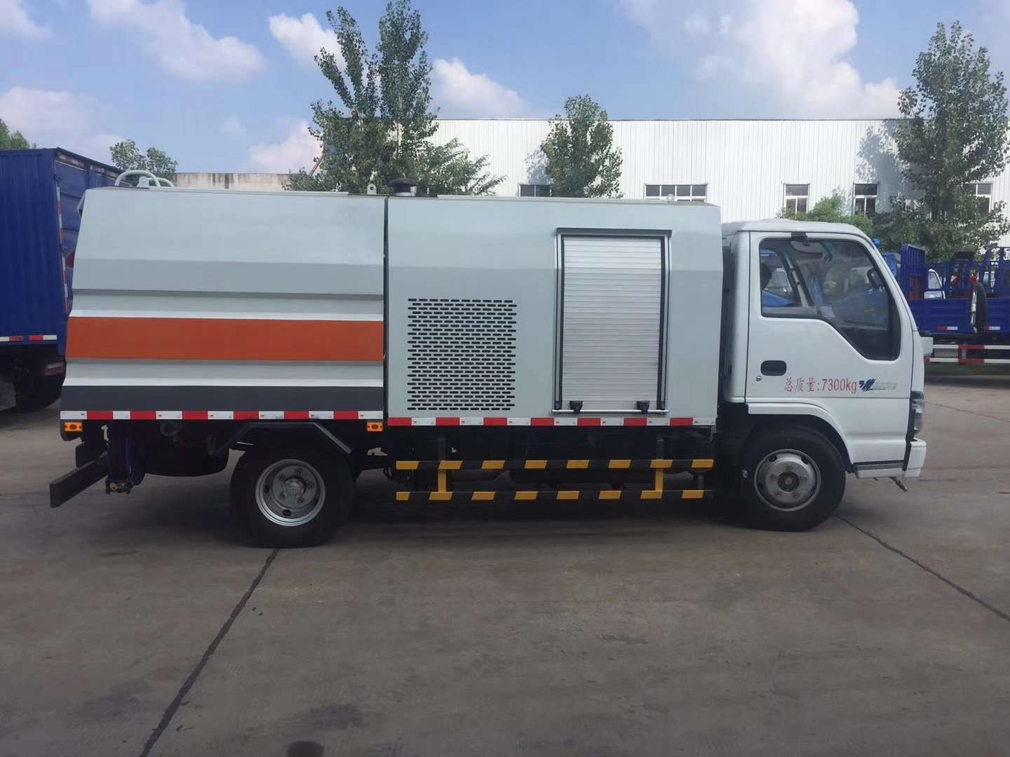 4方城市護(hù)欄清洗車 4方城市護(hù)欄清洗車