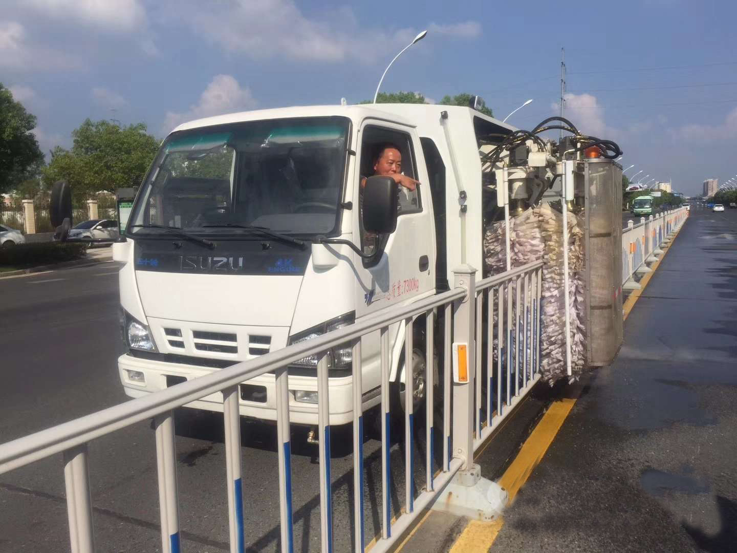 4方城市護(hù)欄清洗車 4方城市護(hù)欄清洗車