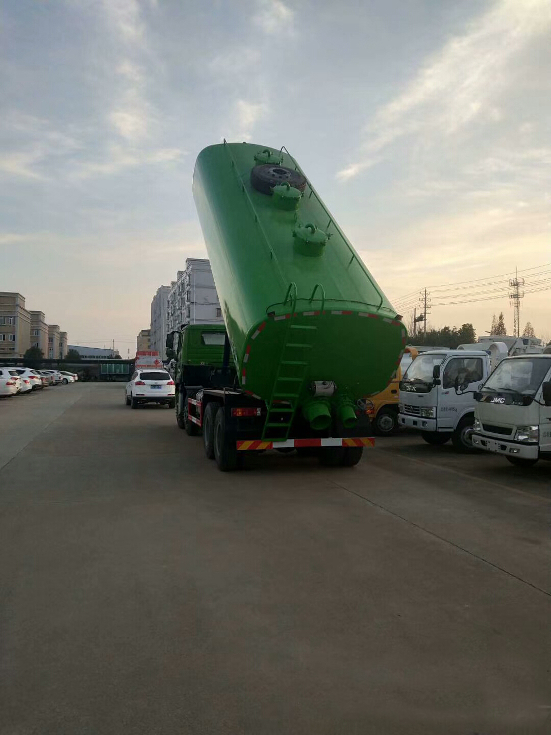 重汽污泥自卸運(yùn)輸車24方 重汽污泥自卸運(yùn)輸車24方