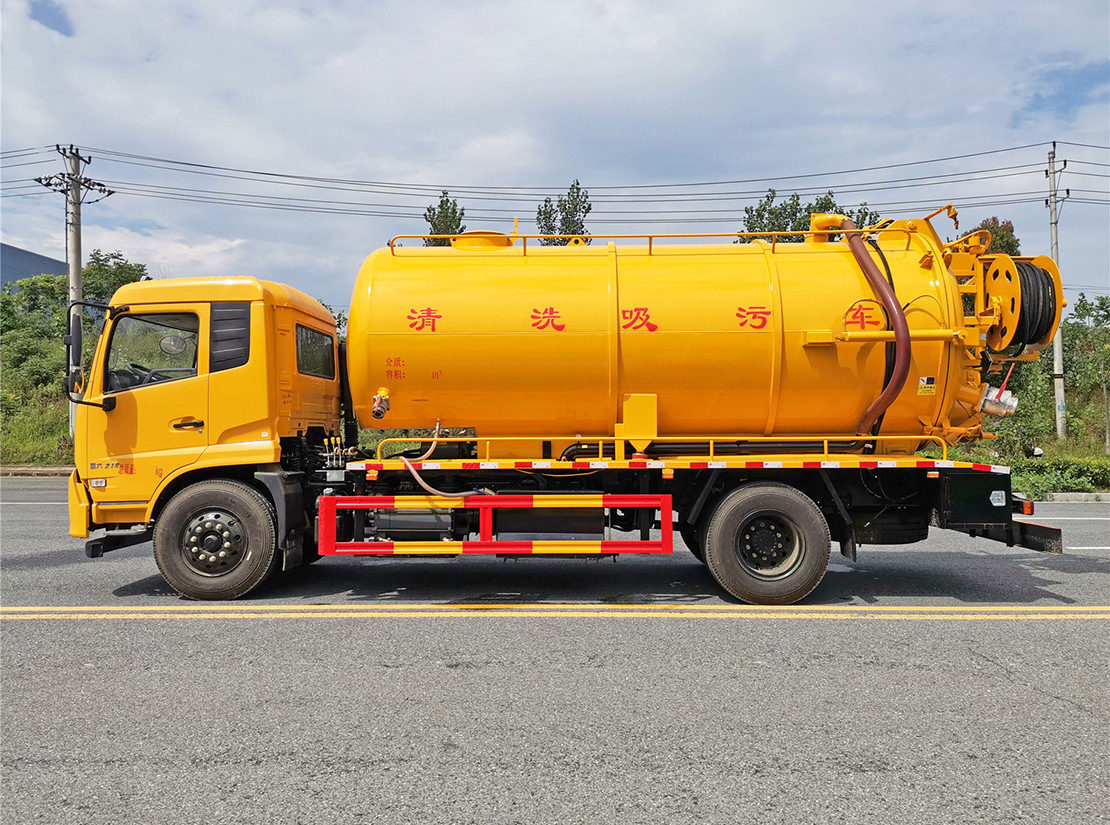 東風(fēng)天錦15方清洗吸污車(一體罐外觀) 東風(fēng)天錦15方清洗吸污車(一體罐外觀)