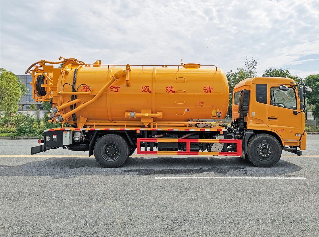 東風(fēng)天錦15方清洗吸污車(一體罐外觀) 東風(fēng)天錦15方清洗吸污車(一體罐外觀)