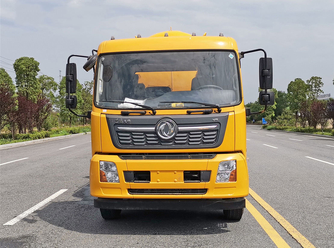 東風(fēng)天錦15方清洗吸污車(一體罐外觀) 東風(fēng)天錦15方清洗吸污車(一體罐外觀)