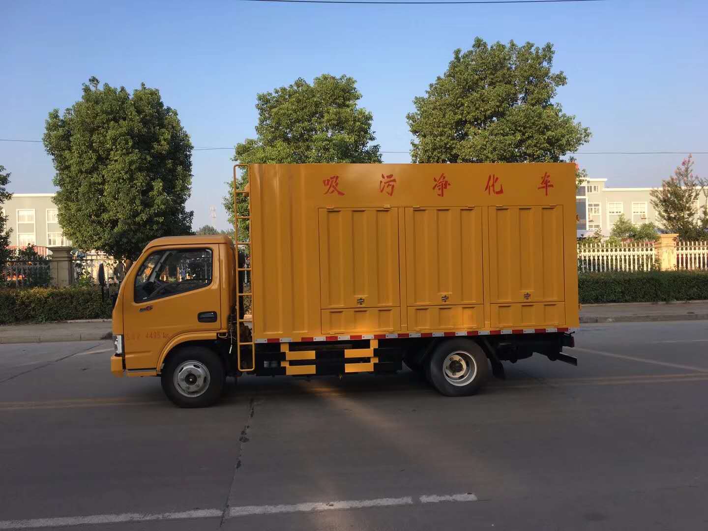 東風(fēng)小多利卡吸污凈化車(chē) 東風(fēng)小多利卡吸污凈化車(chē)