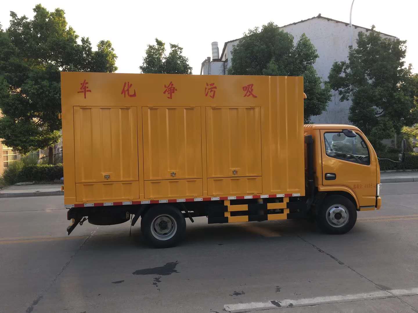 東風(fēng)小多利卡吸污凈化車(chē) 東風(fēng)小多利卡吸污凈化車(chē)