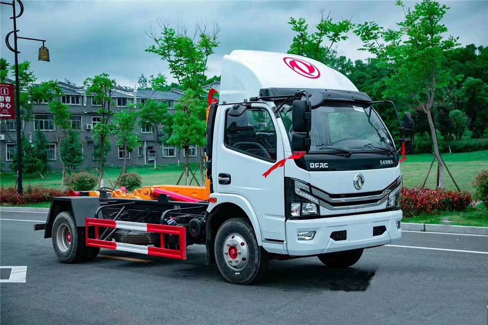國(guó)六7-8方東風(fēng)D7 勾臂垃圾車 國(guó)六7-8方東風(fēng)D7 勾臂垃圾車
